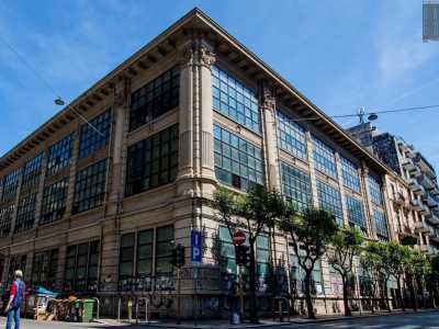 Un edificio, questo, eretto nel 1928 come concessionario per la vendita della auto della Fiat e in seguito divenuto deposito per i pneumatici della Pirelli, fino al suo innovativo restauro realizzato nel 1996